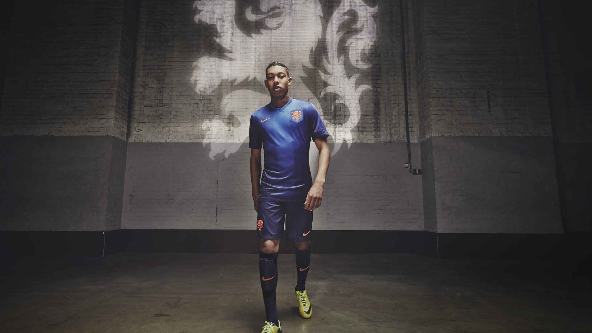 利物浦进攻节奏明快，红军力图夺冠，足球红军利物浦